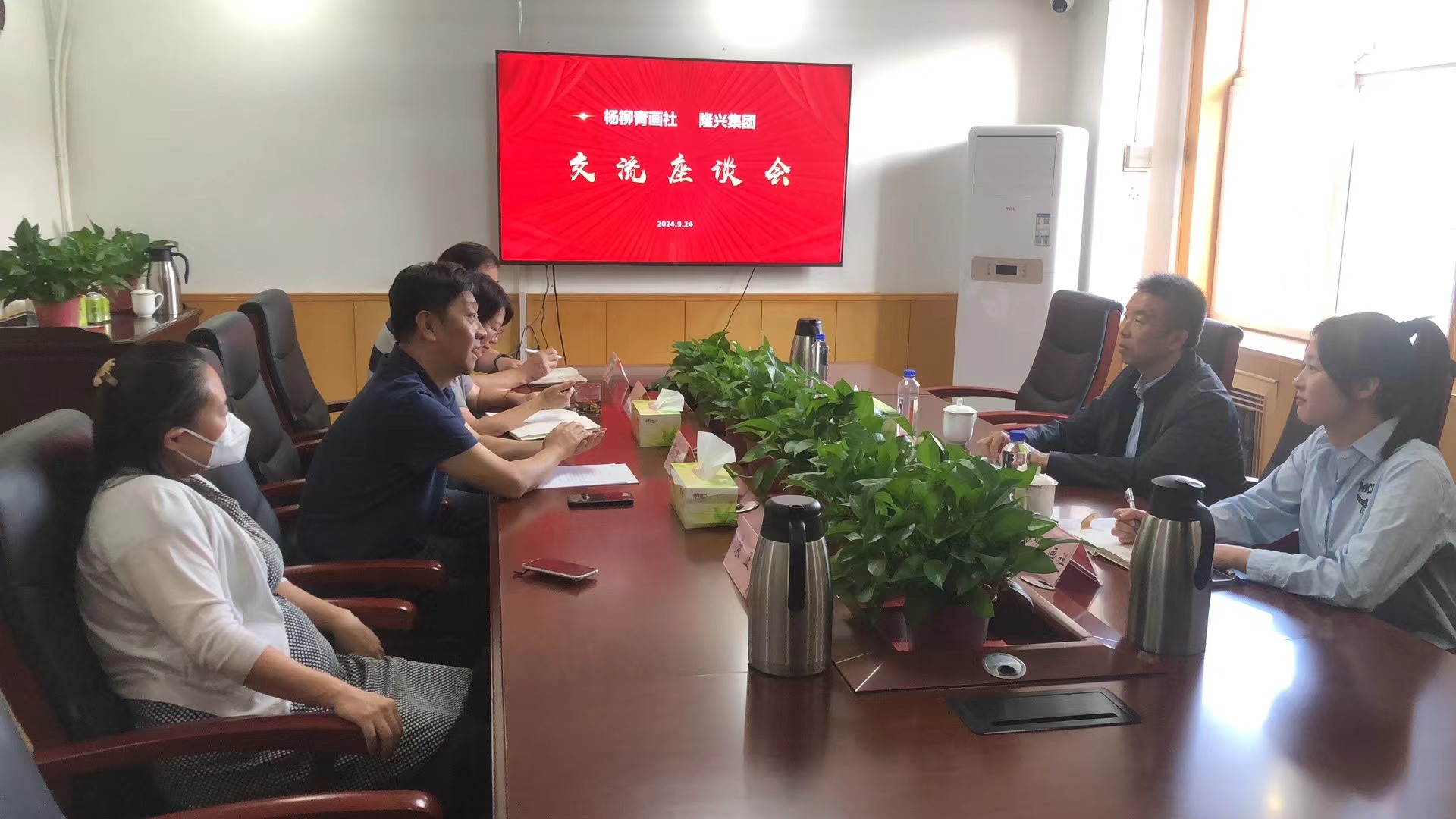 240925隆兴集团与杨柳青画社开展交流座谈(3) 240925隆兴集团与杨柳青画社开展交流座谈(3)